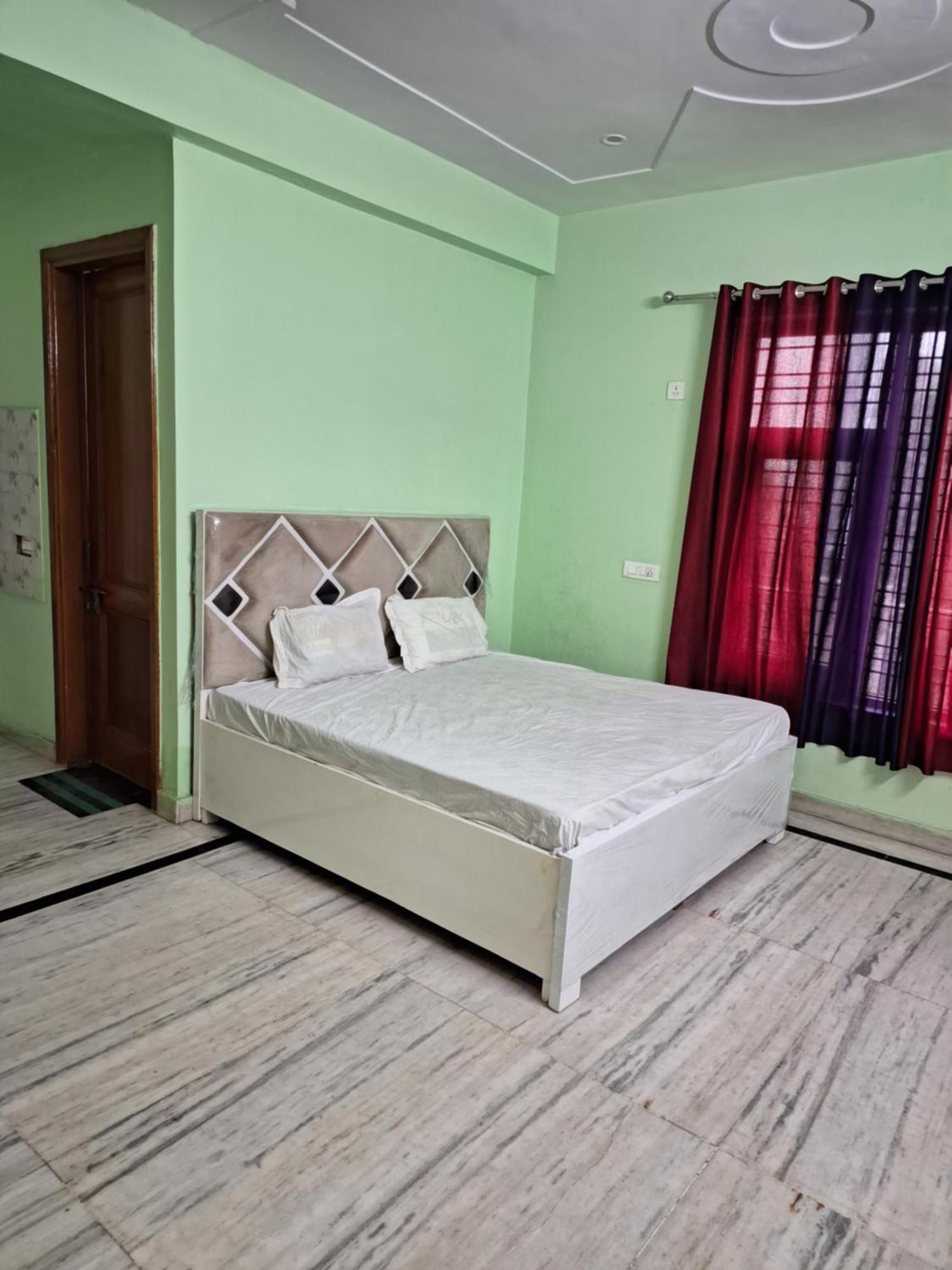 Golf Homes Gyest House Ноида Екстериор снимка